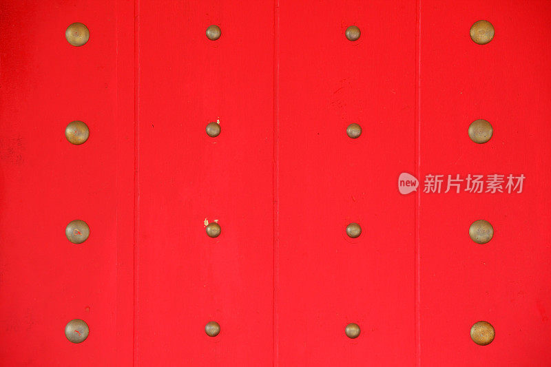 传统的中国门与黄铜结在红色木面板背景