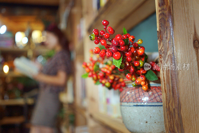 年轻的女店主在一家小商店