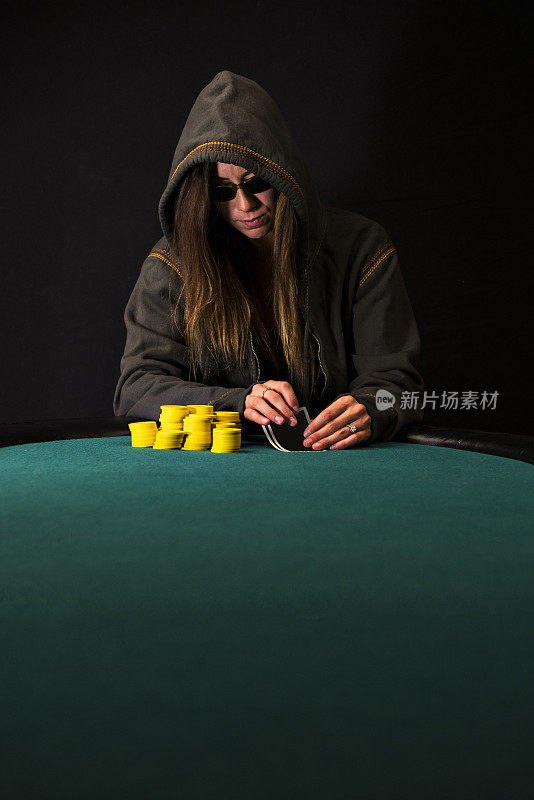 女人扑克玩家在看她的牌