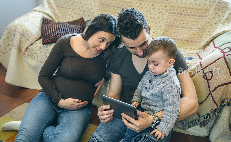家庭与孩子和孕妇看平板电脑