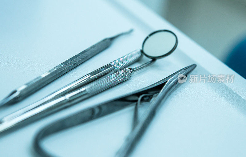 一套金属牙科医疗器械工具
