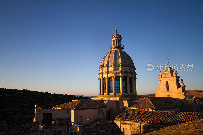 拉古萨伊布拉，西西里岛:圣乔治大教堂的黄昏
