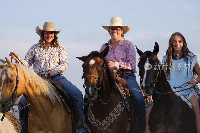 三个少女朋友骑着马有说有笑