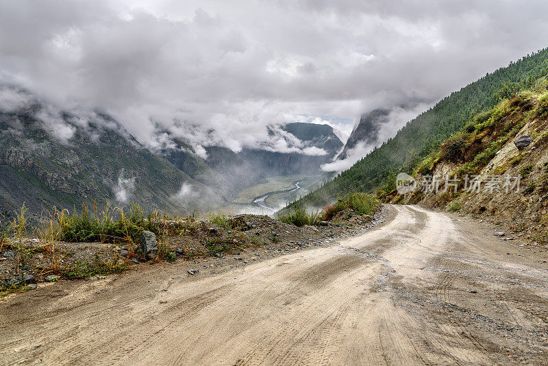 路山通雨雾