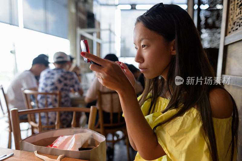 年轻美丽的多民族旅游女人的肖像放松在泰国曼谷的餐厅