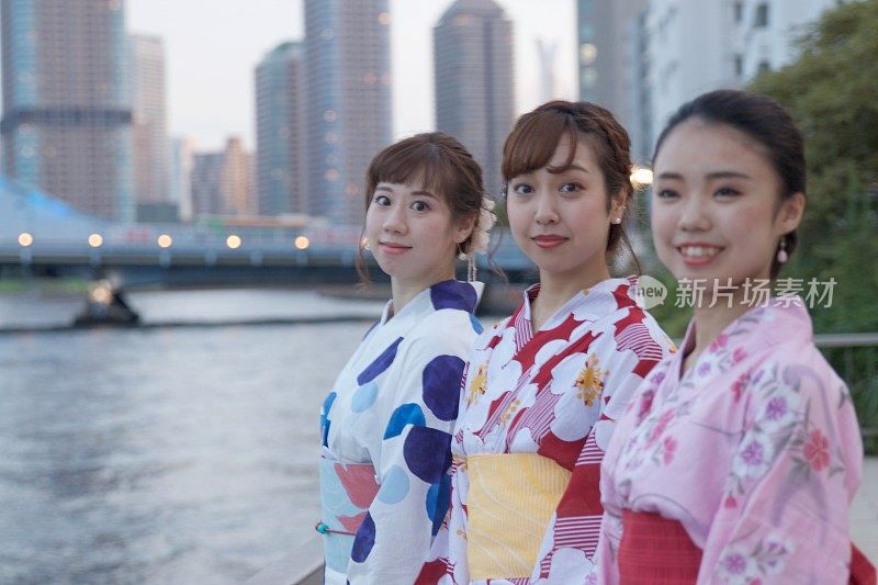 日本年轻女性在浴田看什么
