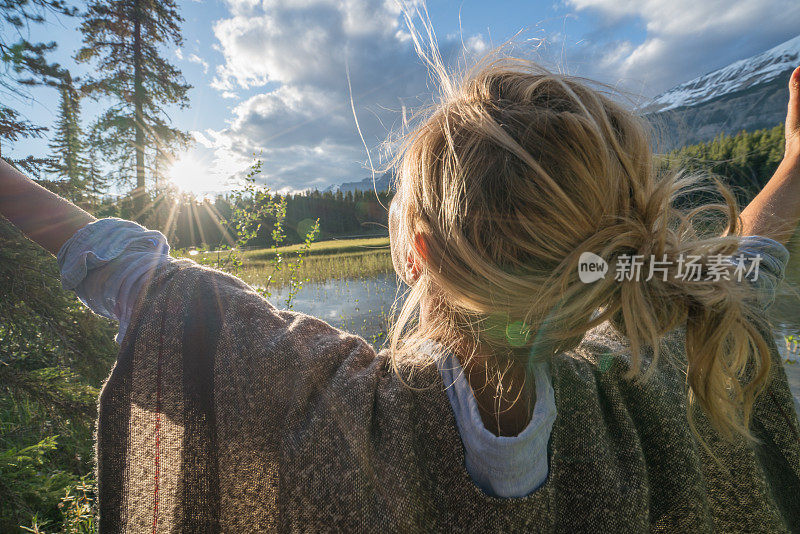 年轻女子享受着大自然的自由