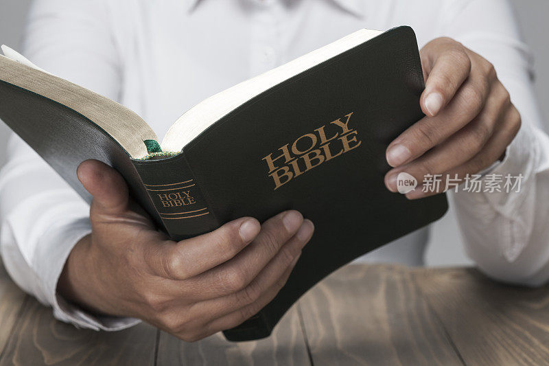女人的手和圣经