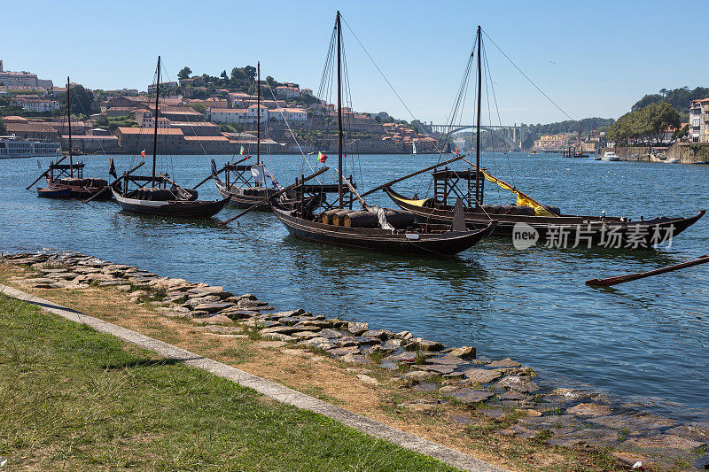 葡萄牙波尔图，杜罗河河岸和加亚新城岸边典型的拉贝罗船