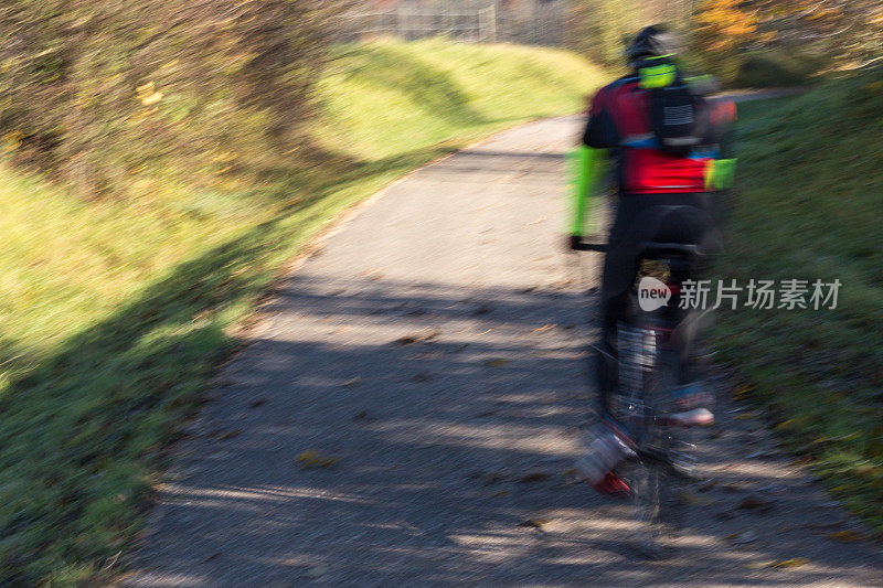 11月的秋天，自行车和骑自行车的人在自行车道上骑行