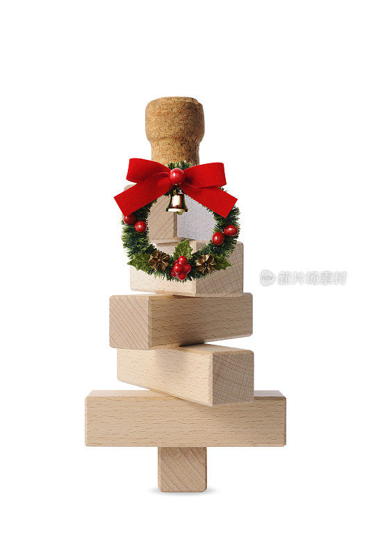 孤立的木制玩具积木的形状的圣诞树与圣诞花环，在白色的背景