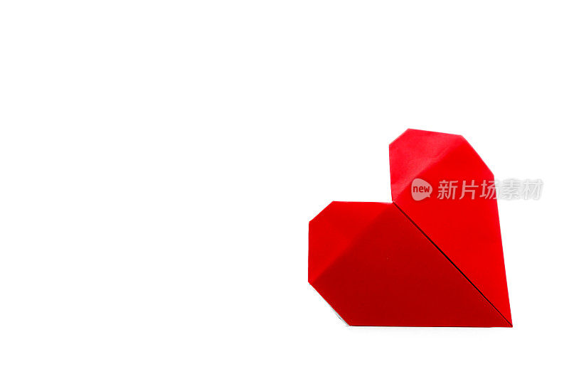 红心纸折纸在白色的背景与复制空间情人节和爱的概念