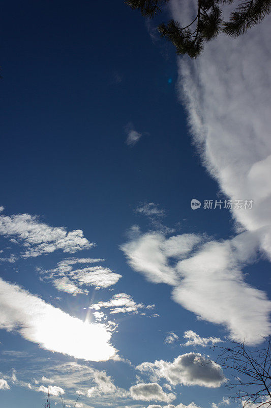 焚风云在冬天12月蓝色晴朗的天空