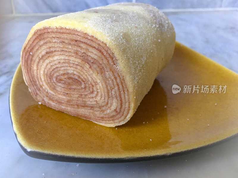 陶瓷盘子上的巴西卷饼