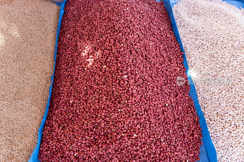 白豆，红芸豆和小扁豆在街头市场的摊位上