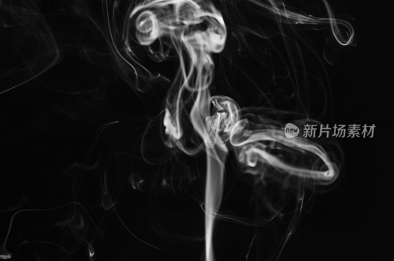 黑色背景中白色烟雾的抽象运动。