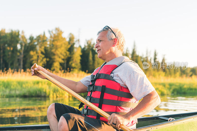 一位老人在美丽的爱达荷湖上划独木舟