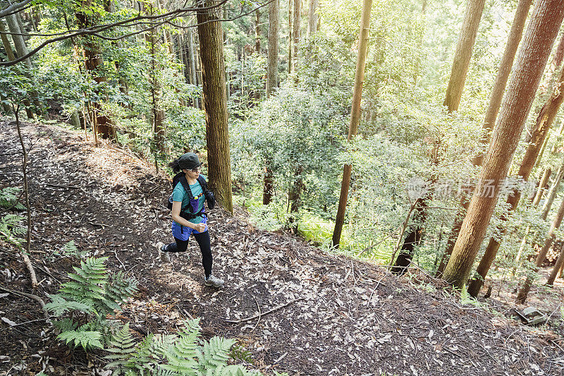 健身女性越野跑者在山间小路上跑步