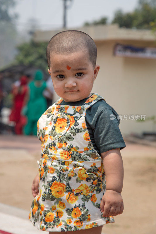 可爱的印度小女孩的肖像