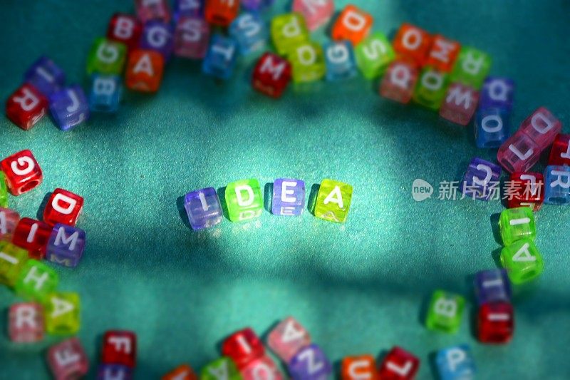 由字母立方体组成的单词IDEA