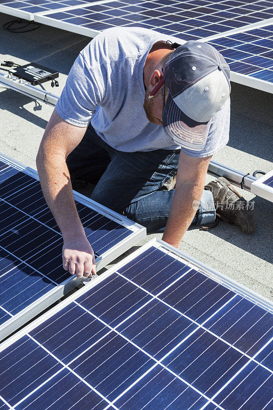 男人安装太阳能电池板