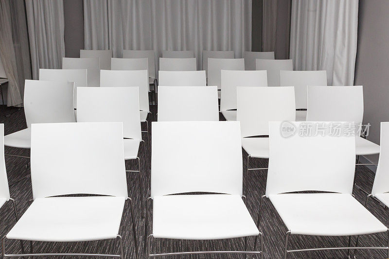 会议室-报告厅空着的白色椅子