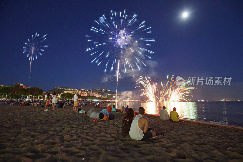 人们在西班牙加泰罗尼亚的布拉瓦海岸观看烟花