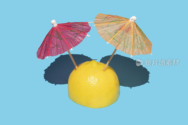 柠檬水果和鸡尾酒伞