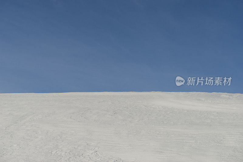 洁白的雪花和湛蓝的天空