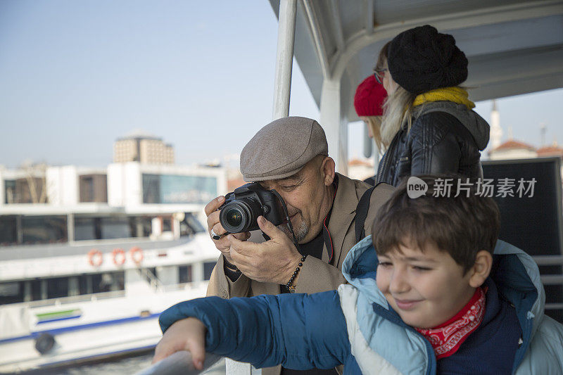 游客乘坐渡船在伊斯坦布尔旅游