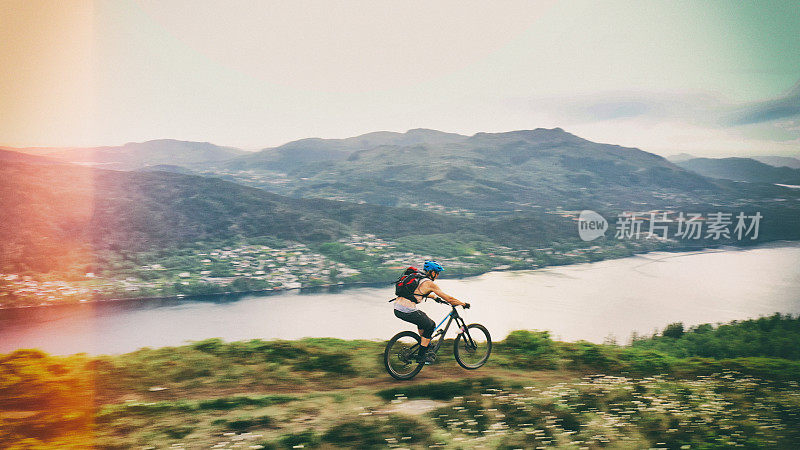 一群山地车骑者的无人机视图:挪威户外骑山地车的MTB
