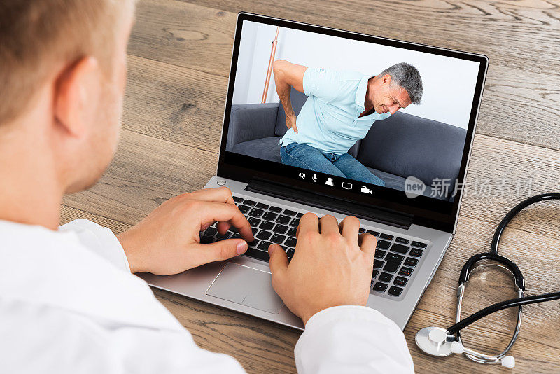 医生用笔记本电脑开视频会议