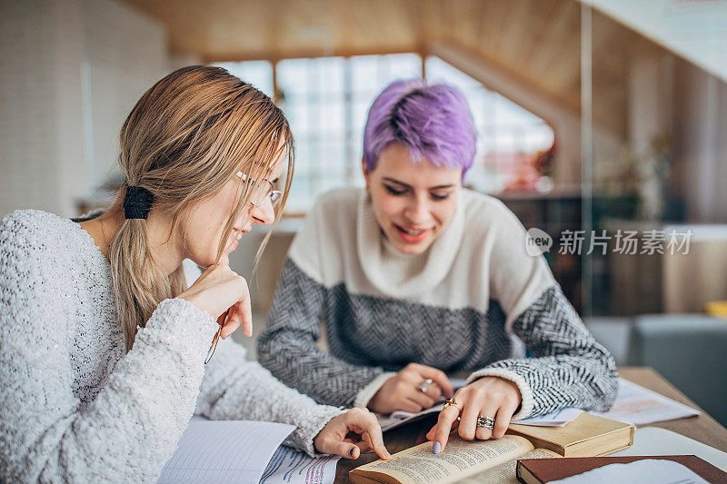 学生们在家里一起学习