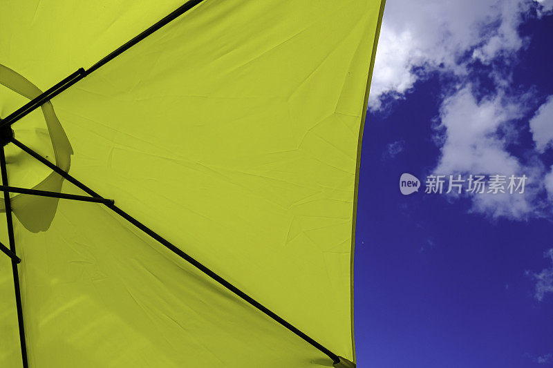 黄色露台伞下阳光灿烂的天空