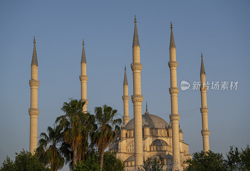 阿达纳的萨班奇中央清真寺是土耳其最大的清真寺，有六个尖塔