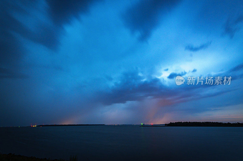 夏天湖面上黑暗夜空中的闪电