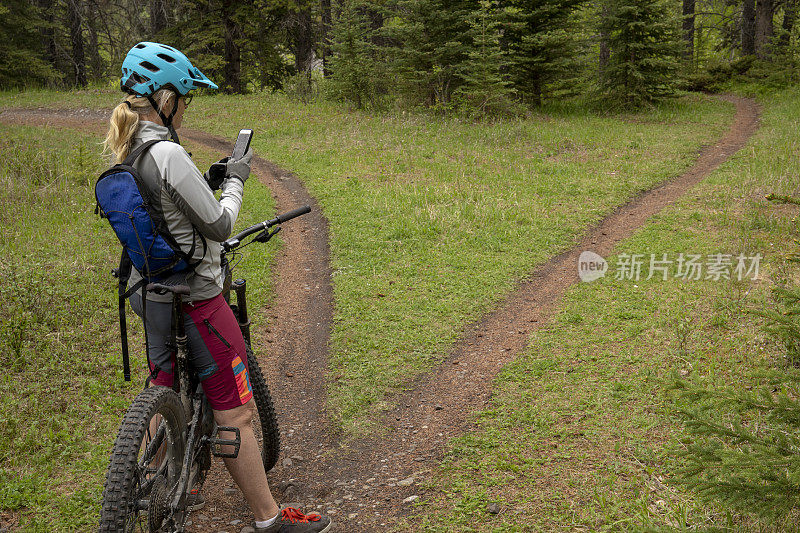 女山地电单车手看着手机找方向