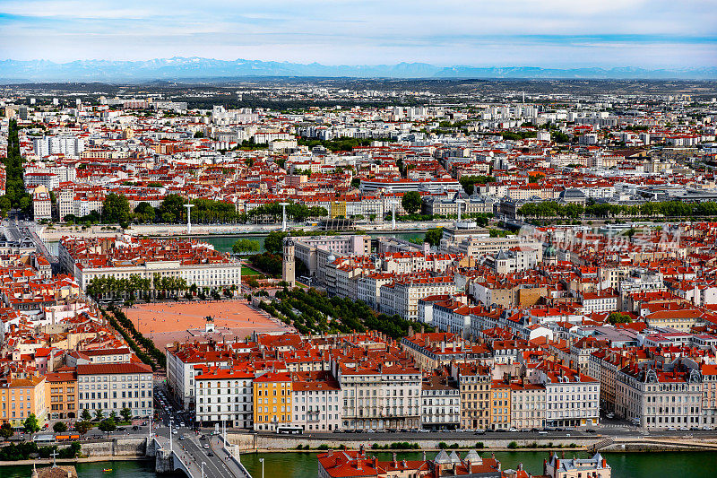鸟瞰图里昂法国城市景观在夏天与广场贝勒库著名的大型城镇广场和红色的屋顶