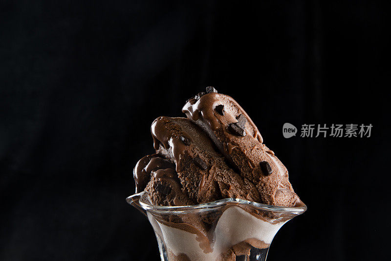玻璃装的巧克力碎冰淇淋