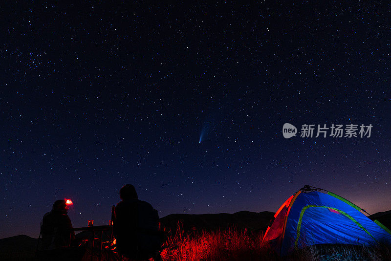 朋友露营和看星星和彗星在夜晚