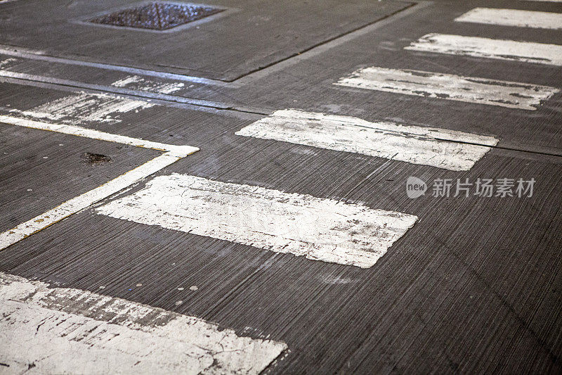 停车场地板上画着人行横道