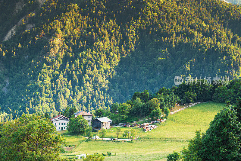 阿尔卑斯绿色景观村庄草地日出夏季白云石，意大利泰洛