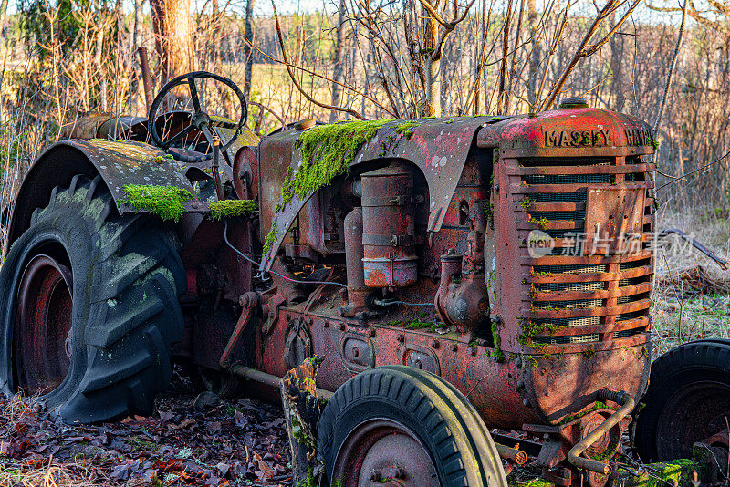 废弃的拖拉机停在瑞典的森林里