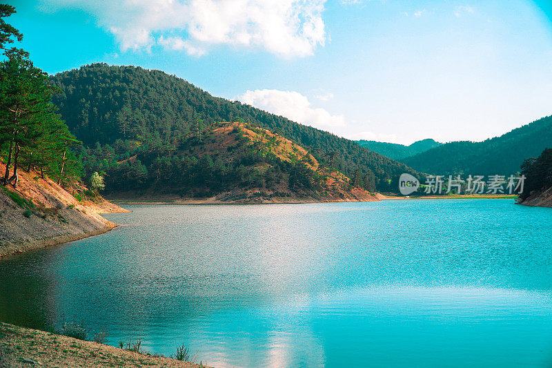 日落湖，碧水蓝天，远处青山绿林，博鲁，土耳其