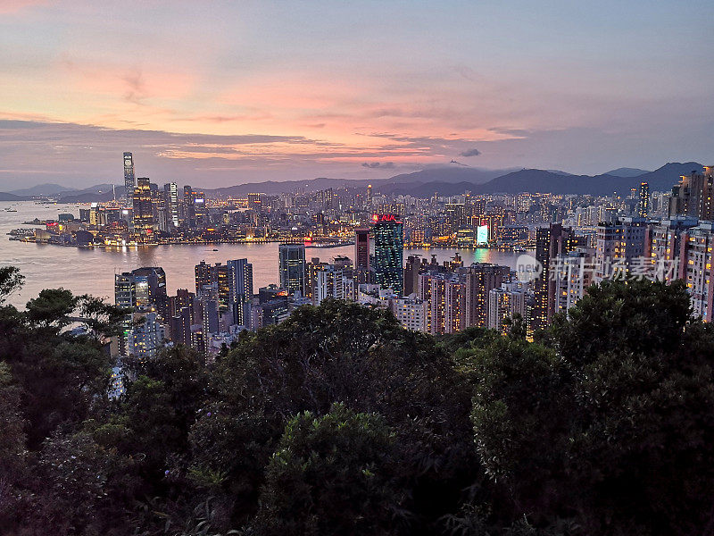 黄昏时的香港城市景观，宝马山山顶