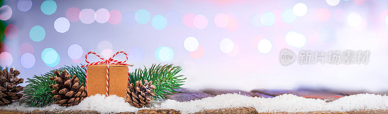 圣诞横幅，雪花上的礼物，树的背景，旧木地板