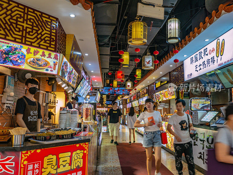 在广州上下九步行街的美食中心，陌生的人们走着。