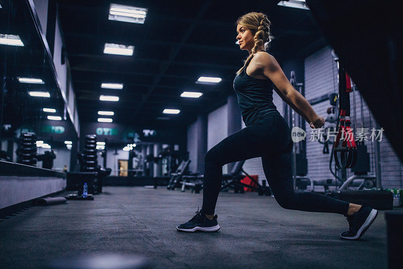 健身妇女在健身房做热身运动
