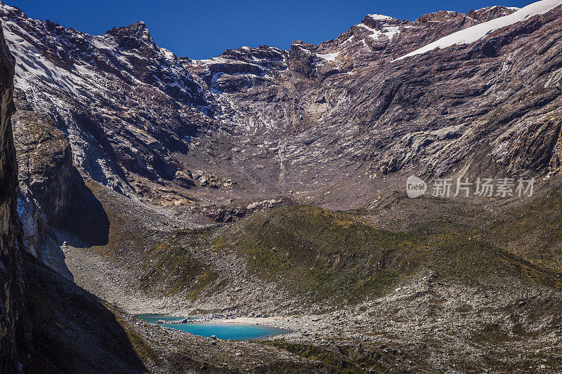 白雪皑皑的秘鲁安第斯山脉的布兰卡山脉的绿松石湖