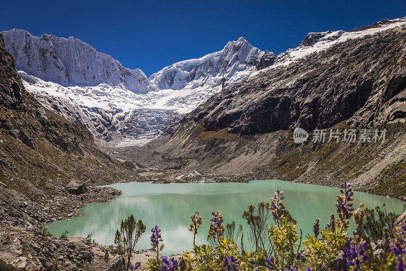 秘鲁安第斯山脉，有冰川和白雪皑皑的布兰卡山脉的拉卡泻湖